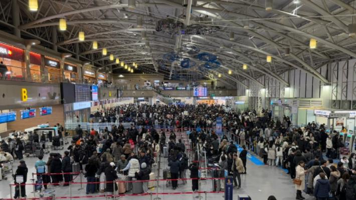 지난해 1월 겨울 성수기를 맞은 김해공항 국제선 터미널이 이용객으로 붐비고 있다. 독자 제공