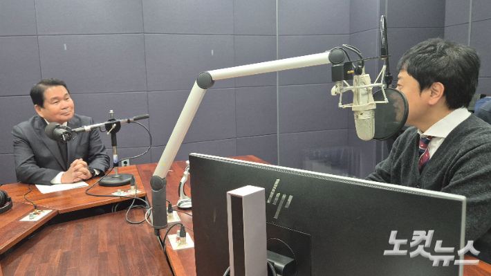 강원CBS.강원영동CBS 시사프로그램 <최진성의 위클리오늘>에 출연한 신경호 강원특별자치도교육감. 강민주 PD