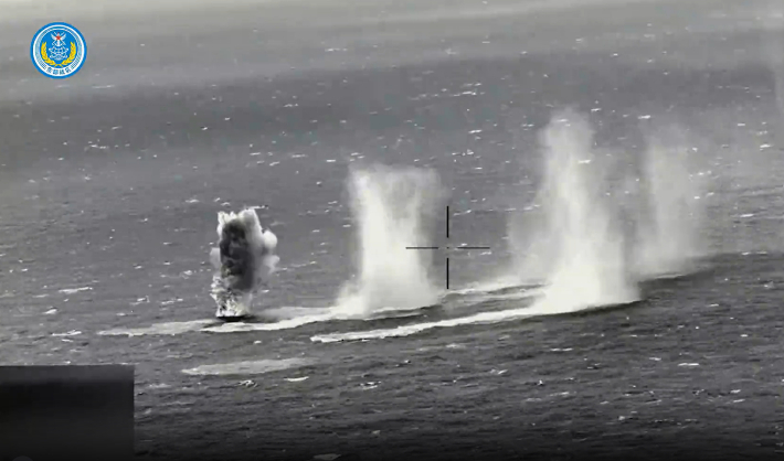 지난해 12월 30일 중국이 본토의 푸젠성에서 발사한 로켓포탄이 대만 북부와 남서부 해상의 목표 지점을 타격하는 모습. 중국군 동부 전구는 드론을 배치해 탄착 상황을 촬영했다고 밝혔다. 중국 국방부 홈페이지 캡처