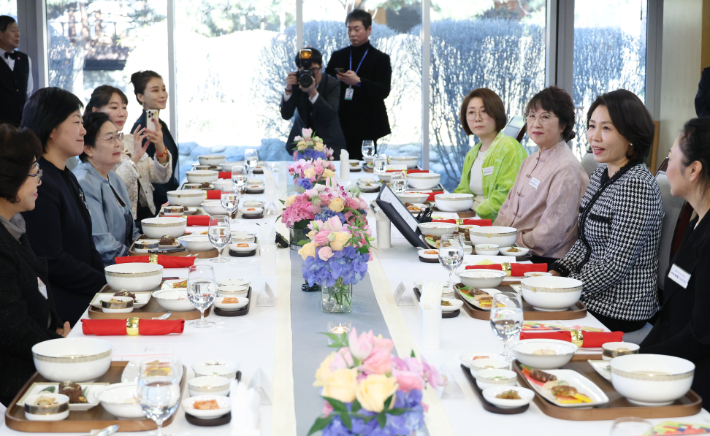 김혜경 여사가 5일 베이징 주한 중국대사관저에서 열린 한중 가교 역할 중국인 여성 초청 한식 오찬 간담회에서 발언하고 있다. 연합뉴스