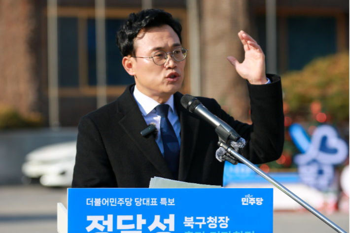 더불어민주당 정달성 당대표 특보는 5일 광주 북구청 앞에서 기자회견을 열고 북구청장 출마를 선언했다. 정달성 특보 측 제공