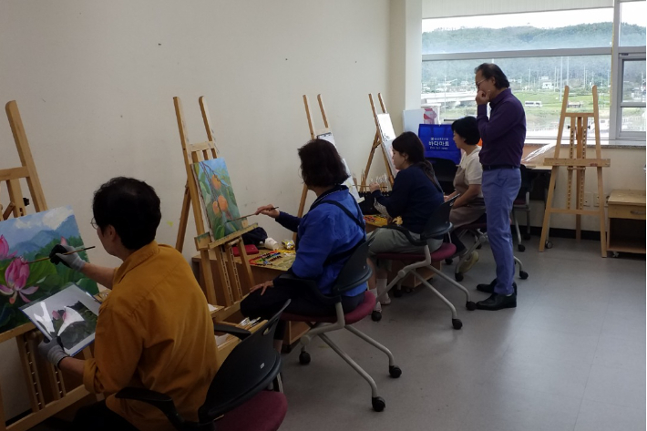 평생학습관 서양화 수업. 울진군 제공