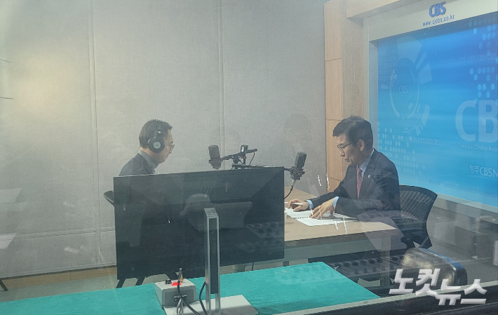 왼쪽부터 김종현 앵커, 윤건영 충북교육감. 충북CBS