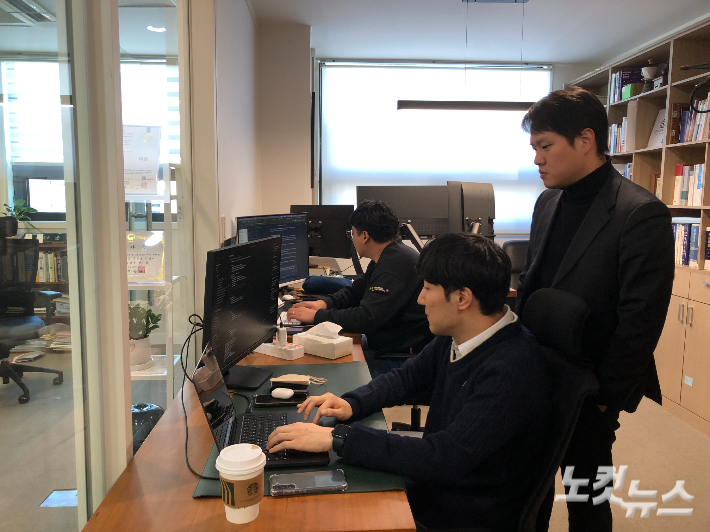 지난 12월 31일 서울 중구에 있는 여온앤컴퍼니에서 발달장애인 일상 관리 앱 '보통의하루'를 개발한 여온앤컴퍼니 유영규 대표(오른쪽)를 만났다. 장세인 기자