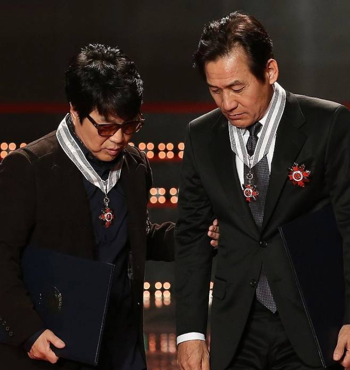 지난 2013년 11월 18일 서울 송파구 방이동에서 열린 '2013 대한민국 대중문화예술상' 시상식에서 가수 조용필(왼쪽)과 배우 안성기가 은관 문화훈장을 받고 있다. 연합뉴스