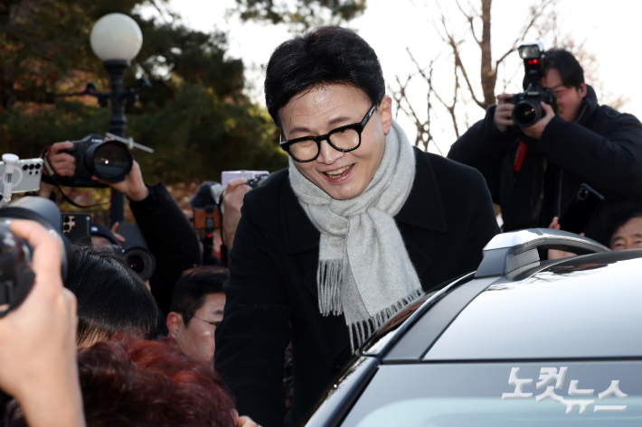 국민의힘 한동훈 전 대표가 3일 서울 여의도 국회도서관 인근 쪽문에서 12·3 비상계엄 1년 기자회견을 마치고 이동하며 지지자들과 인사를 하고 있다. 윤창원 기자