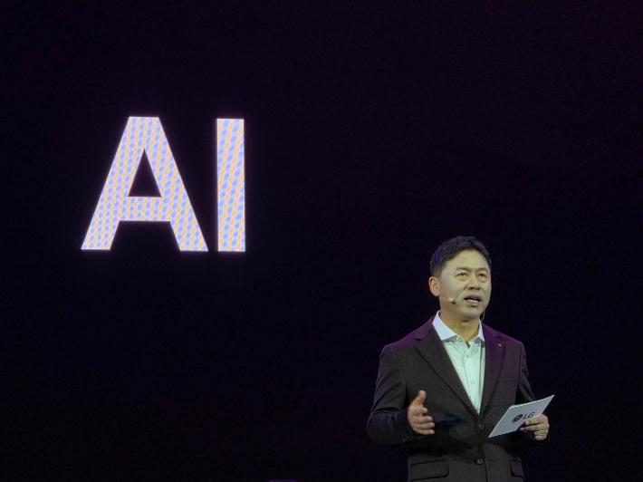 LG전자 류재철 CEO가 5일(현지시간) 미국 라스베이거스 만달레이베이 컨벤션센터에서 열린 글로벌 프레스 콘퍼런스 'LG 월드 프리미어'에서 연설하고 있다. 라스베이거스=박성완 기자 