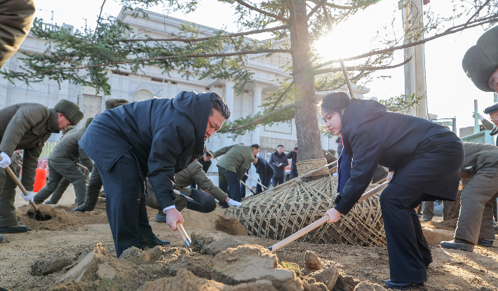 김정은 북한 국무위원장이 5일 평양에 들어설 러시아 파병군 추모기념관 건설현장을 찾아 당정군 고위간부들과 함께 기념식수를 하는 모습. 연합뉴스