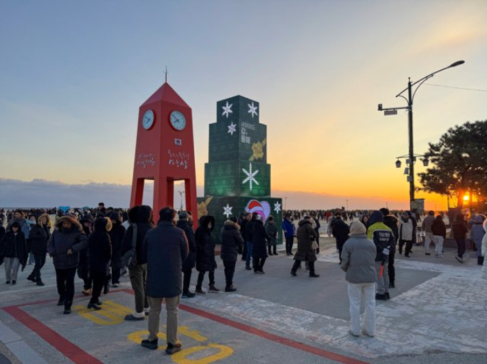 동해시를 찾은 해맞이 관광객들이 일출을 바라보고 있는 모습. 동해시 제공