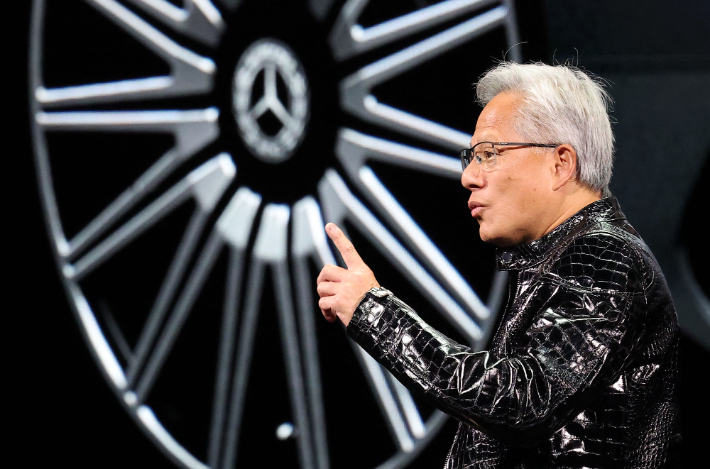 젠슨 황 엔비디아 CEO가 5일(현지시간) 미국 네바다주 라스베이거스 퐁텐블로 호텔에서 열린 엔비디아 CES 2026 라이브에서 기조연설 도중 벤츠와의 협업에 대해 설명하고 있다. 연합뉴스