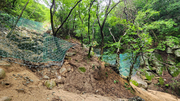 산사태를 막기 위해 설치한 토석류방지망. 경주시 제공