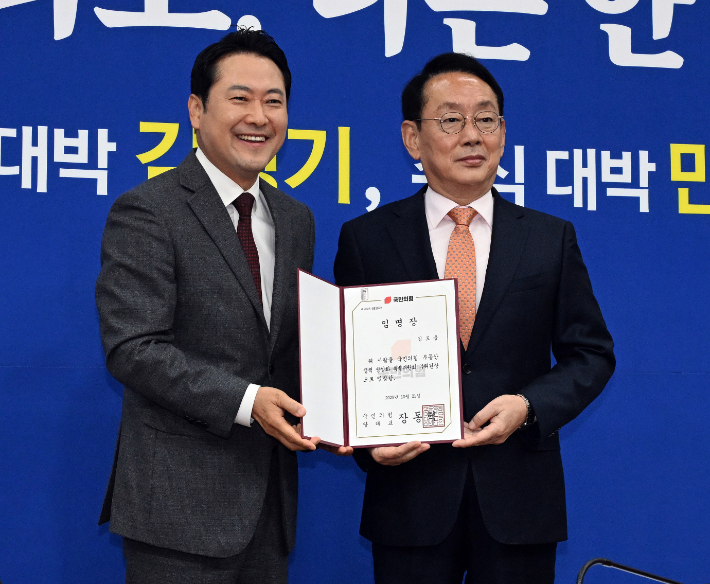 국민의힘 부동산 정책 정상화 특별위원회 위원장을 맡은 장동혁 대표가 지난해 10월 22일 서울 여의도 국회에서 열린 특위 임명장 수여식에서 김도읍 부위원장에게 임명장을 수여하고 기념촬영을 하고 있다. 윤창원 기자