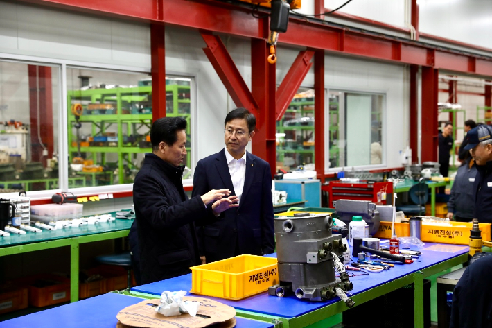 권동현 경남본부장(사진 오른쪽)이 ㈜금아하이드파워 본사에서 생산시설을 돌아보고 있다. 경남농협 제공