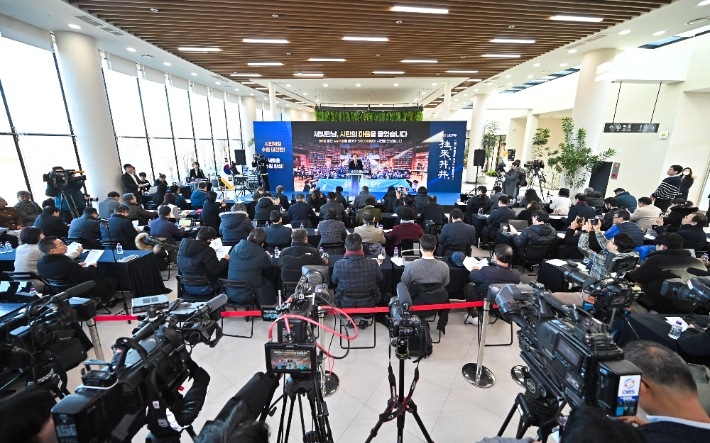 이재준 수원시장이 6일 수원시 장안구 일월수목원에서 신년 기자회견을 열었다.. 수원시 제공