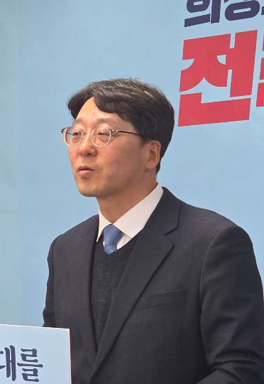 강성희 전 국회의원이 6일 전주시청에서 기자회견을 열어 전주시장 출마를 선언하고 있다. 최명국 기자