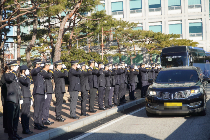 이승철 경정의 마지막 길을 배웅하는 동료 경찰들. 심동훈 기자