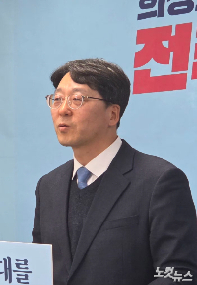 강성희 전 국회의원이 6일 전주시청에서 기자회견을 열어 전주시장 출마를 선언하고 있다. 최명국 기자