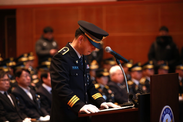 고속도로순찰대 12지구대에서 이승철 경정과 함께 근무한 이창근 경위가 고별사를 하고 있다. 전북경찰청 제공 