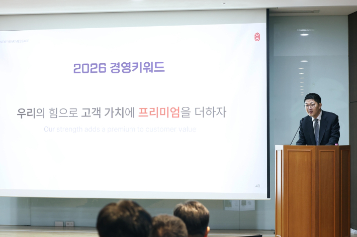 5일 경기도 성남시 코스맥스 사옥에서 열린 2026년 시무식에서 이병만 코스맥스 대표이사(부회장)가 신년사를 발표하고 있다. 코스맥스 제공