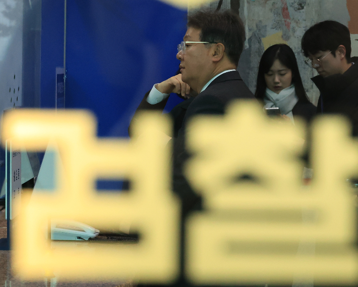 쌍방울 대북송금 '진술회유' 의혹을 받는 방용철 쌍방울 그룹 전 부회장이 6일 조사를 받기 위해 서울 서초구 고검으로 출석하고 있다. 연합뉴스