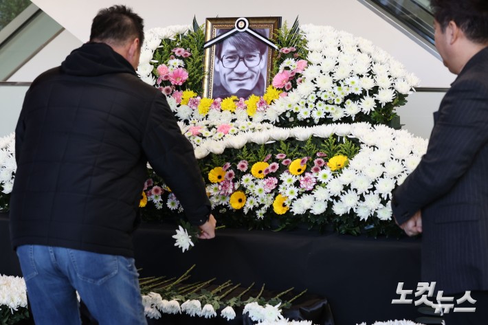 6일 서울 중구 충무로 서울영화센터에 마련된 배우 고 안성기를 추모하는 공간에서 조문객이 헌화하고 있다.