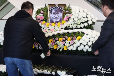 6일 서울 중구 충무로 서울영화센터에 마련된 배우 고 안성기를 추모하는 공간에서 조문객이 헌화하고 있다.