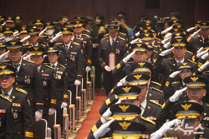 영결식장에 들어서는 이승철 경정의 위패. 동료 경찰관들이 경례로 예의를 표하고 있다. 심동훈 기자