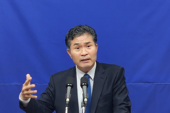 더불어민주당 이원택 국회의원이 6일 전북도의회에서 기자회견을 열고 도정 혁신 방안을 설명하고 있다. 이원택 의원실 제공