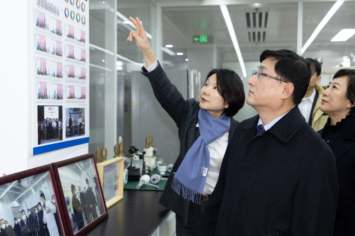 김성환 기후에너지환경부 장관이 5일 중국 베이징 한중 환경협력센터를 방문한 모습. 기후부 제공 