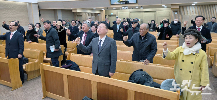 신년축복대성회 참석자들이 부산복음화운동본부 구호를 제창하고 있다. 이강현 기자