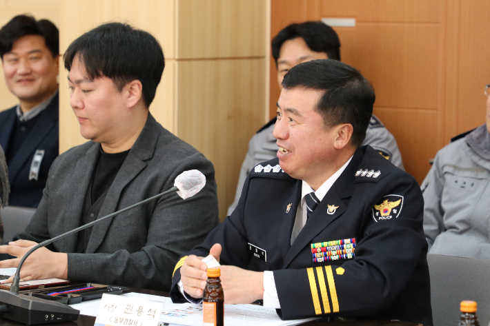 권용석 신임 제주동부경찰서장이 6일 취임 기자간담회에서 질문에 답하고 있다. 제주동부경찰서 제공