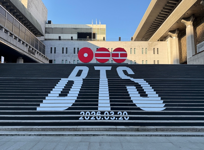BTS 컴백 맞아 세종문화회관 계단 래핑…"전 세계 도시로 옥외 광고 확장"