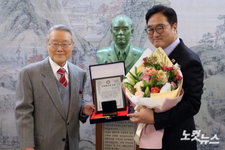 백봉 신사상 대상 수상하는 우원식 국회의장