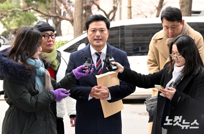 강선우 의원을 공직선거법 위반, 특정범죄가중처벌법 위반(뇌물), 청탁금지법 위반 혐의로 고발한 김태우 전 강서구청장이 6일 오후 서울 마포구 서울경찰청 공공범죄수사대에서 고발인 조사를 받기 위해 출석하고 있다.