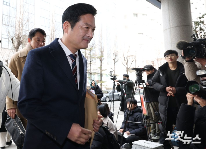 강선우 의원을 공직선거법 위반, 특정범죄가중처벌법 위반(뇌물), 청탁금지법 위반 혐의로 고발한 김태우 전 강서구청장이 6일 오후 서울 마포구 서울경찰청 공공범죄수사대에서 고발인 조사를 받기 위해 출석하고 있다.