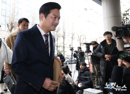 강선우 의원을 공직선거법 위반, 특정범죄가중처벌법 위반(뇌물), 청탁금지법 위반 혐의로 고발한 김태우 전 강서구청장이 6일 오후 서울 마포구 서울경찰청 공공범죄수사대에서 고발인 조사를 받기 위해 출석하고 있다.