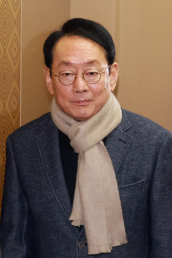 국민의힘 정책위의장직에서 물러난 김도읍 의원이 5일 국회의원회관 의원실에서 나와 이동하고 있다.연합뉴스