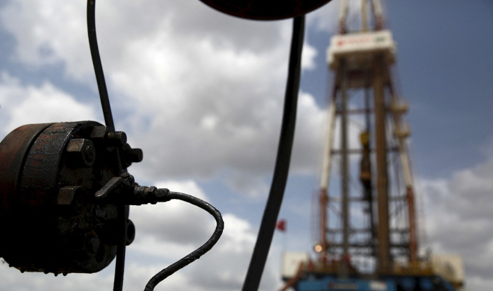 2015년 4월 베네수엘라 모나가스 주에서 베네수엘라 국영 석유기업 PDVSA의 유정에 달린 밸브에서 원유가 떨어지고 있다. 연합뉴스