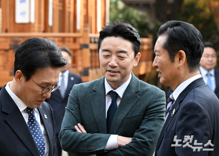 강훈식 대통령실 비서실장(가운데). 윤창원 기자