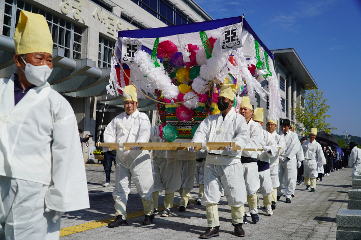 지난 10월 20일 납골시설 운영 안정화를 요구하며 상여 행진에 나선 자임추모공원 유족들. 심동훈 기자