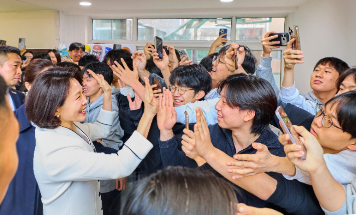 김혜경 여사, 북경한국국제학교 방문. 연합뉴스