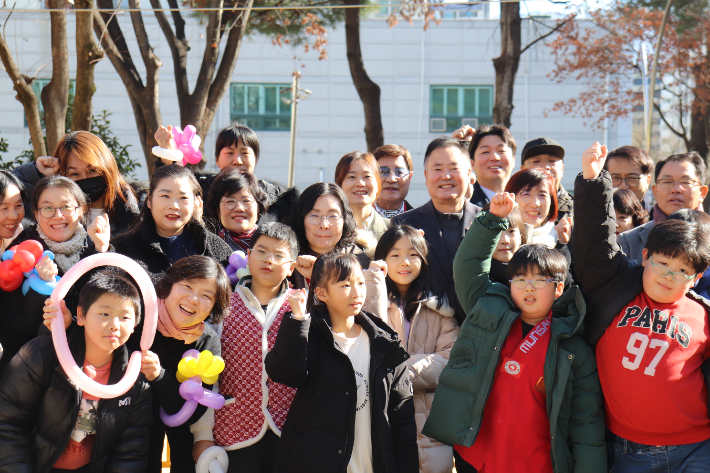 학생·학부모가 직접 제안한 주민참여형 사업인 '소망어린이공원'이 6일 개소했다. 광주광역시의회 제공