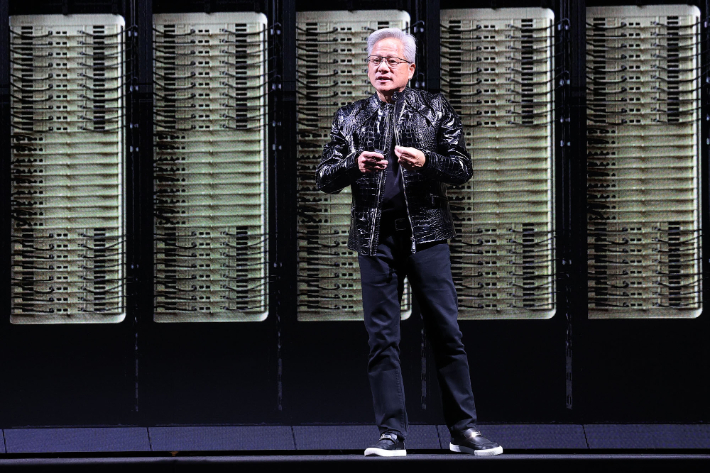 젠슨 황 엔비디아 CEO가 5일(현지시간) 미국 네바다주 라스베이거스 퐁텐블로 호텔에서 열린 엔비디아 CES 2026 라이브에서 기조연설하고 있다. 연합뉴스