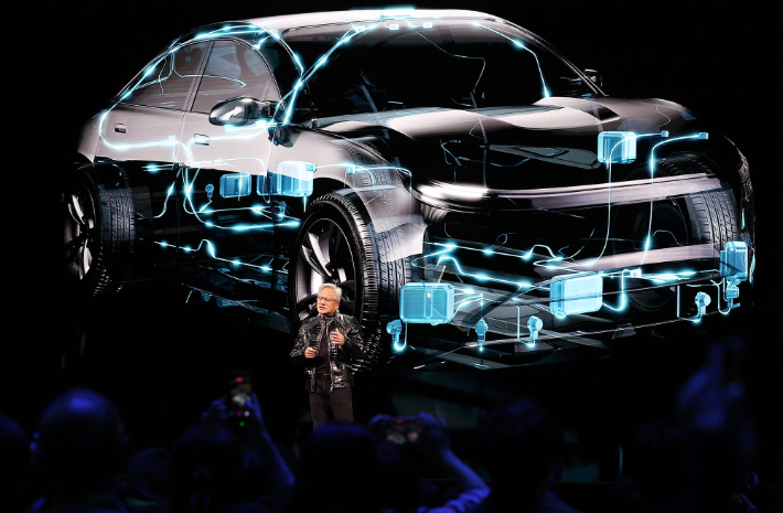 벤츠와의 협업 발표하는 젠슨 황. 연합뉴스