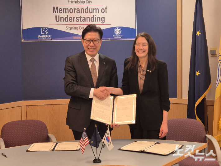박형준 부산시장가 수잔 르프랑스 앵커리지 시장이 우호협력도시 협정서에 서명했다. 박중석 기자