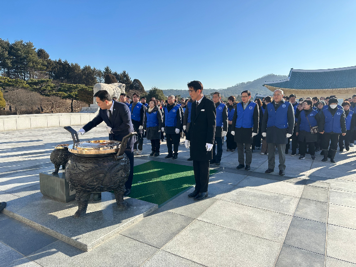 윤준호 자유총연맹 대전시지부 회장과 회원들이 6일 현충원을 방문해 참배하고 있다. 대전지부 제공