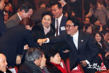 참석자들과 인사 나누는 김민석 총리