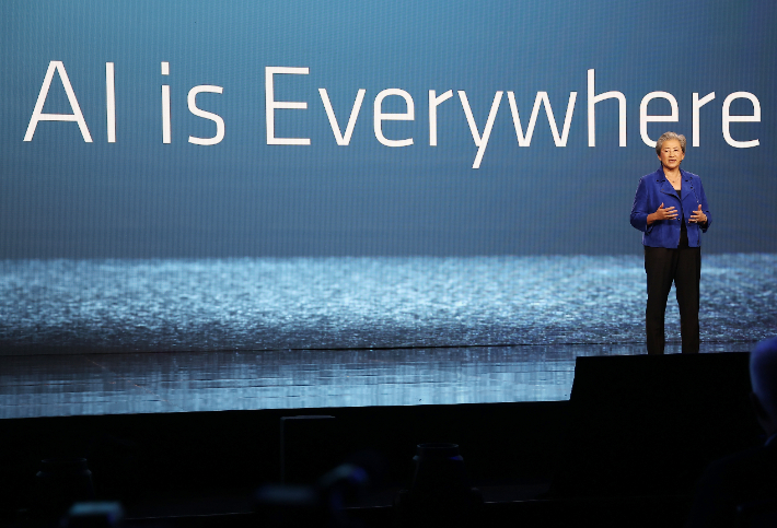 리사 수 AMD CEO가 CES 개막을 하루 앞둔 5일(현지시간) 미국 라스베이거스 베네시안 호텔에서 키노트 연설을 하고 있다. 연합뉴스