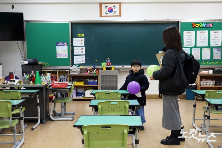 교실 둘러보는 예비 초등학생