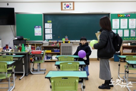 교실 둘러보는 예비 초등학생